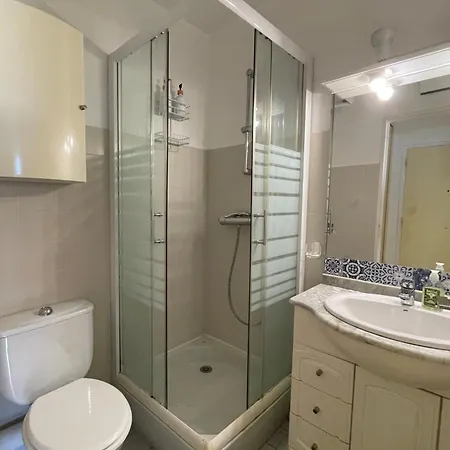 Superbe Coin Nuit Piscine Et Tennis Lägenhet