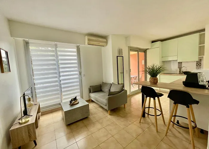 Superbe Coin Nuit Piscine Et Tennis