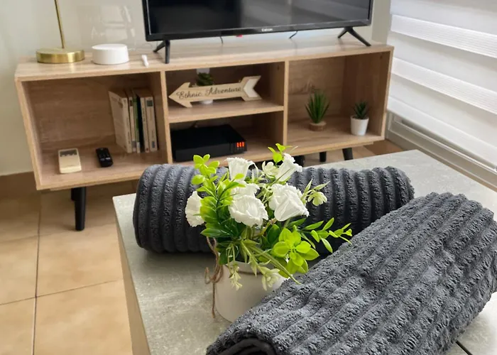 Superbe Coin Nuit Piscine Et Tennis